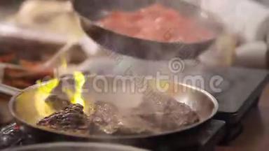 煮锅炸肉. 那个人在燃烧的煎锅上炸肉。 在煎锅上点火。 快关门。 烤肉